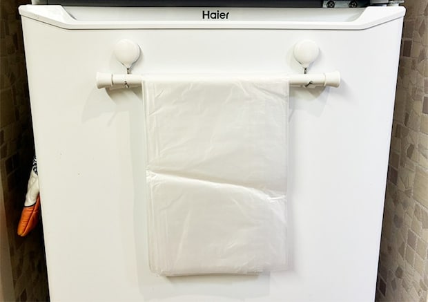 つっぱり棒にかけた袋の写真（撮影：grapeライフハック編集部）