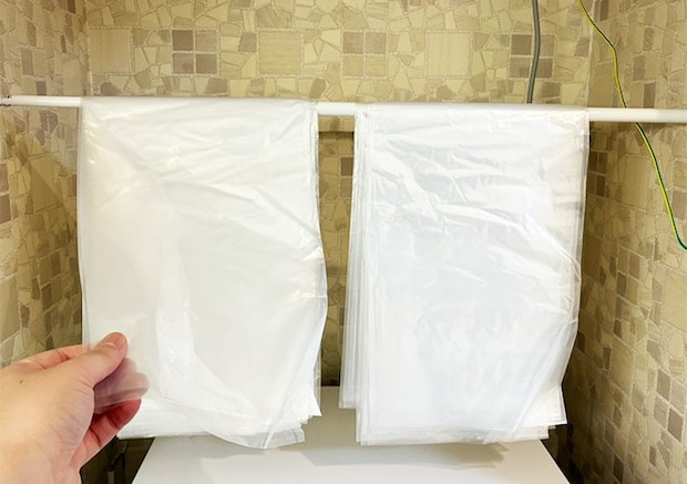 つっぱり棒にかけた袋の写真（撮影：grapeライフハック編集部）