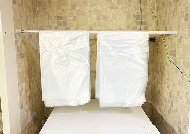 つっぱり棒にかけた袋の写真（撮影：grapeライフハック編集部）