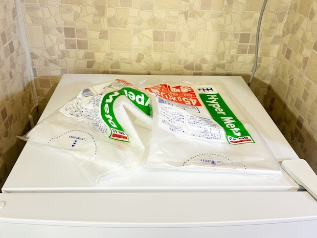 つっぱり棒に『ゴミ袋』を5枚ずつかけると… 生活が便利になる活用術に「とっても便利!」