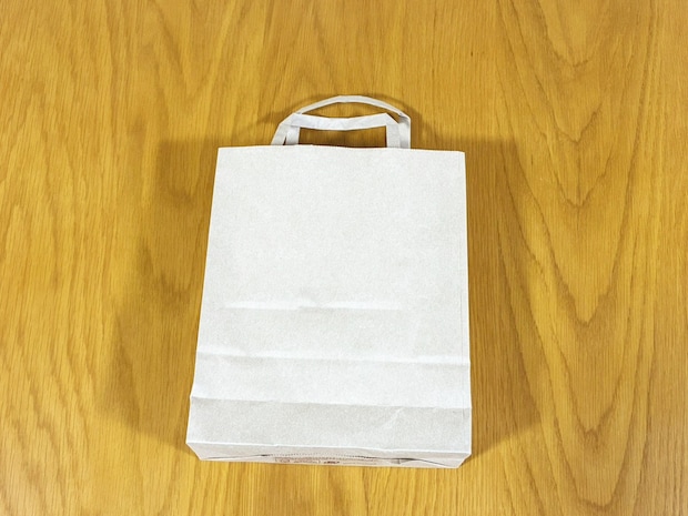 『小さな紙袋』の中央をくり抜く! 完成した収納アイテムに「QOLが上がった!」