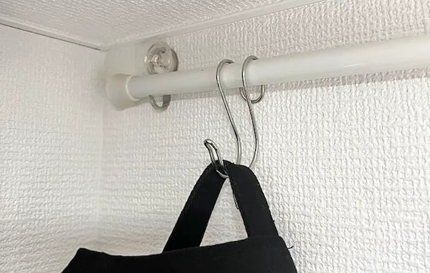壁につけたフックにつっぱり棒をかけている写真（撮影：Classy Life）