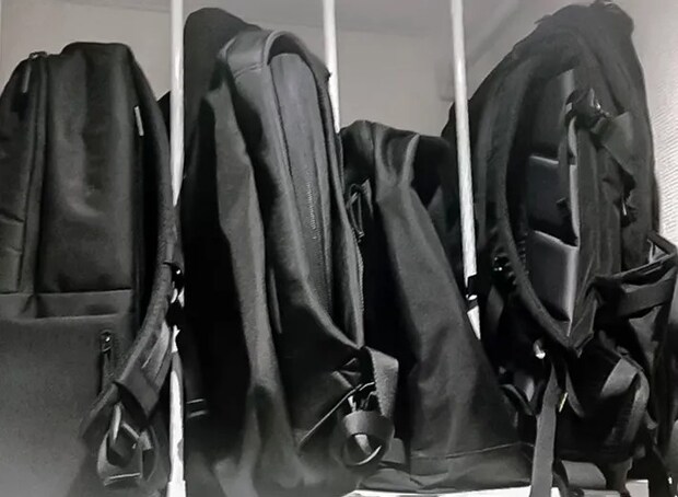 つっぱり棒で大きなリュックを収納している写真（撮影：Classy Life）