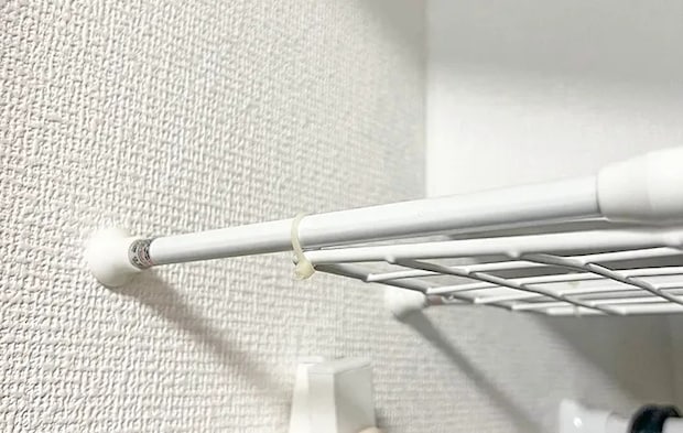 つっぱり棒で作成した枕棚の写真（撮影：Classy Life）