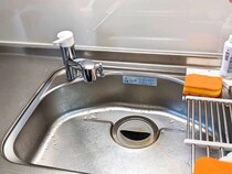 蛇口の頑固な汚れ　キッチンペーパーを使った掃除テクがこちら【水回りの掃除術4選】