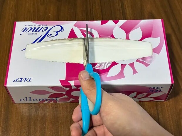 ボックスティッシュをハサミで切る場面の写真（撮影：grapeライフハック編集部）