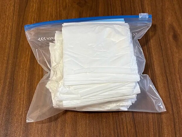 ティッシュを入れたジッパーつき袋の写真（撮影：grapeライフハック編集部）