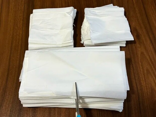 ティッシュを切り分ける場面の写真（撮影：grapeライフハック編集部）