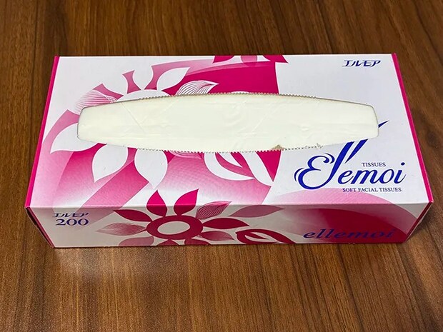 机に置かれたボックスティッシュの写真（撮影：grapeライフハック編集部）