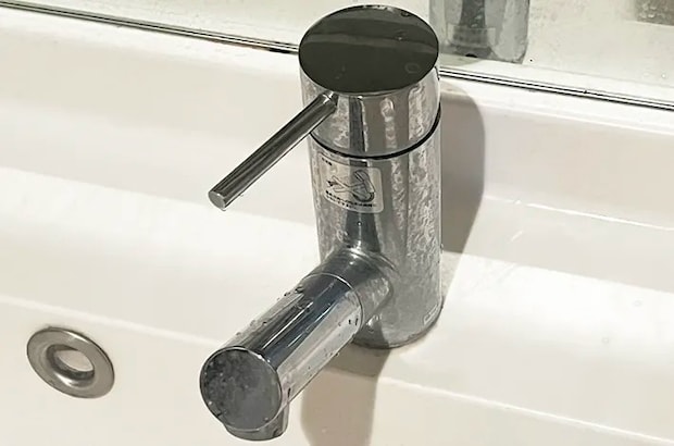 掃除前の蛇口の写真（撮影：grapeライフハック編集部）