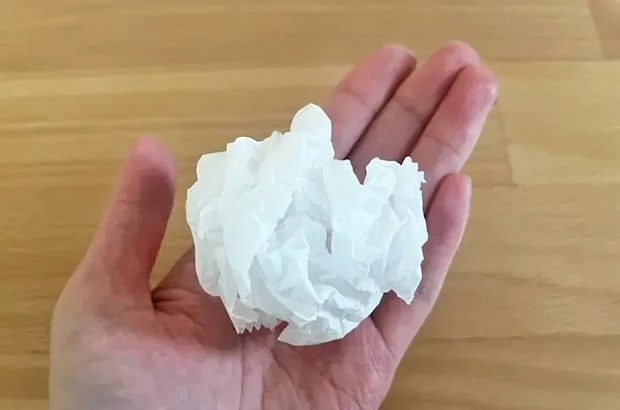 丸めたクッキングシートの写真（撮影：grapeライフハック編集部）