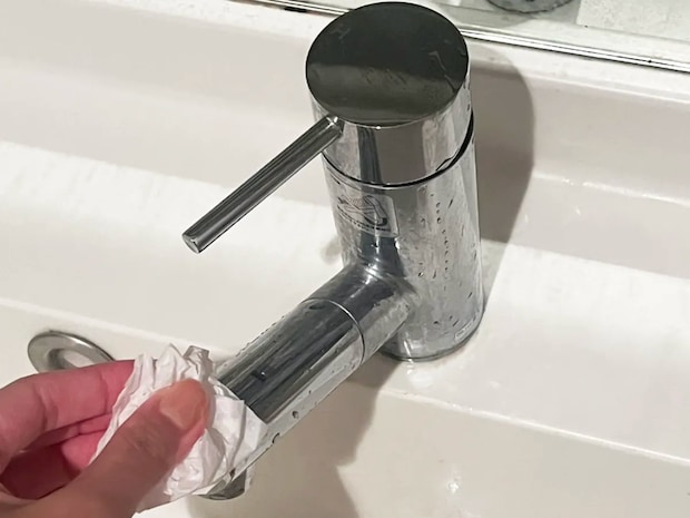 頑固な蛇口の水垢に! クッキングシートでこするだけの『時短掃除ワザ』