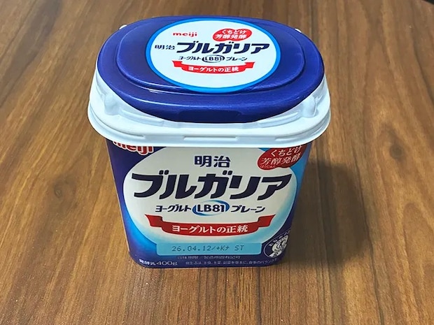 机に置いた明治ブルガリアヨーグルトの写真（撮影：grapeフード編集部）