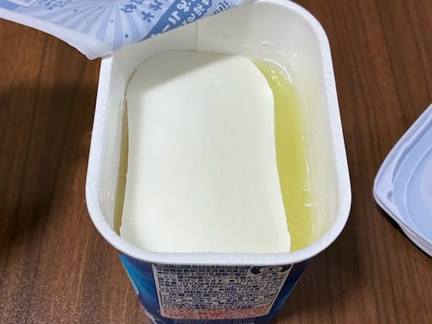 蓋を開けた明治ブルガリアヨーグルトの写真（撮影：grapeフード編集部）