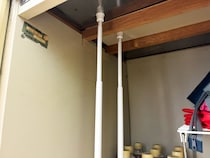 つっぱり棒2本を『縦』に使うと…　シンク下がスッキリする収納術に「知らなきゃ損」