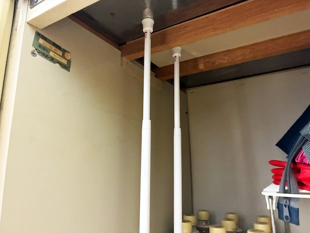 つっぱり棒2本を『縦』に使うと… シンク下がスッキリする収納術に「知らなきゃ損」