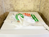 つっぱり棒に『ゴミ袋』を5枚ずつかけると…　生活が便利になる活用術に「とっても便利！」