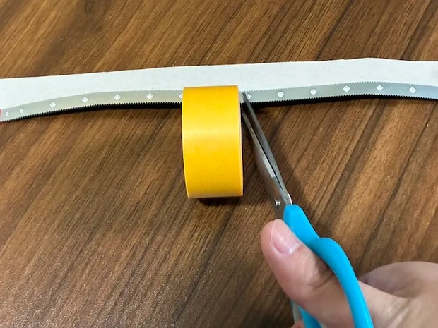 ラップの刃をハサミで切り取るシーンの写真（撮影：grapeライフハック編集部）