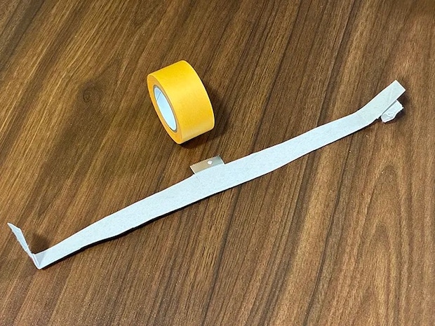 マスキングテープと切り取ったラップの容器の写真（撮影：grapeライフハック編集部）