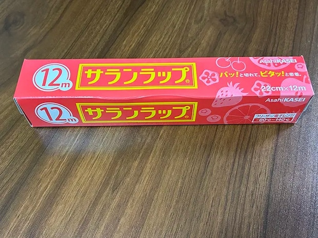 机に置かれたラップの容器の写真（撮影：grapeライフハック編集部）