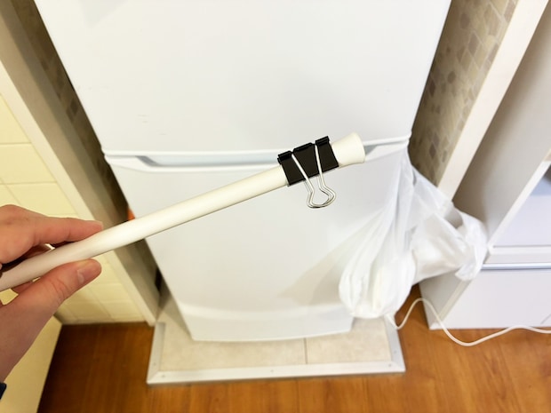 『クリップ』を挟んだつっぱり棒を縦に設置 キッチン収納で役立つ収納ワザに「目からウロコ」