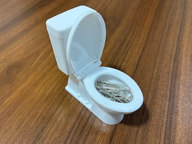 クリップを収納した洋式トイレ型ミニチュアの写真（撮影：grapeライフハック編集部）