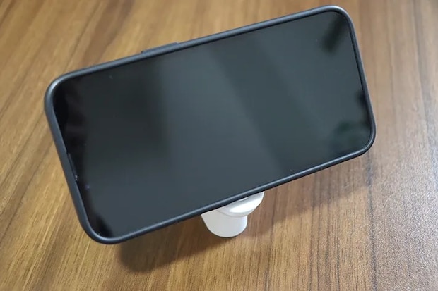 スマホを置いた洋式トイレ型ミニチュアの写真（撮影：grapeライフハック編集部）