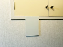 その発想はなかった！　ブックエンドの『短い面』を棚のすき間に差し込むだけで…「発想の勝利！」