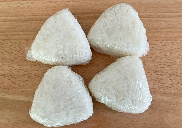 ラップに包んだ梅昆布茶おにぎりの写真（撮影：grapeフード編集部）