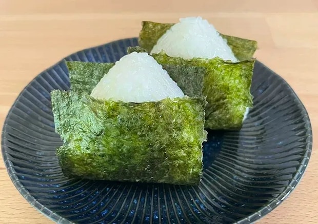 海苔を巻いた梅昆布茶おにぎりの写真（撮影：grapeフード編集部）