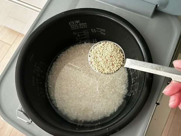 炊飯前に「大さじ1杯」入れてみて! おかずいらずの『味しみご飯』の作り方