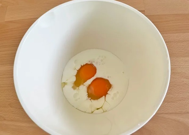 ボウルに入れた卵と牛乳の写真（撮影：grapeフード編集部）
