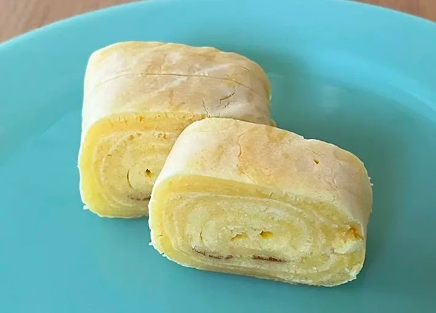 カットした玉子焼き風ホットケーキの写真（撮影：grapeフード編集部）