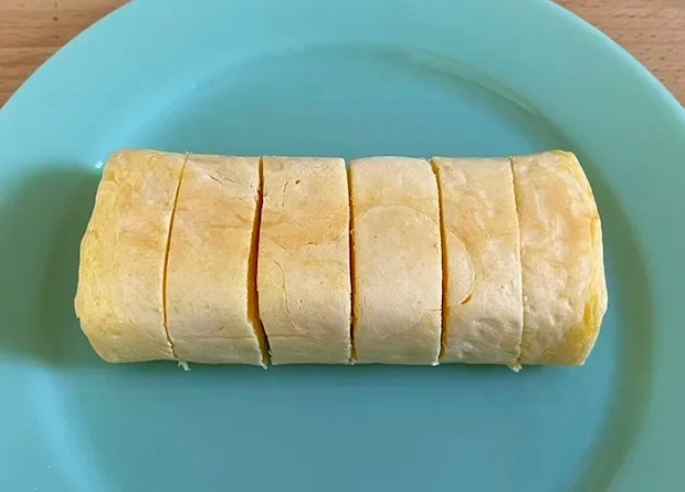 カットした玉子焼き風ホットケーキの写真（撮影：grapeフード編集部）