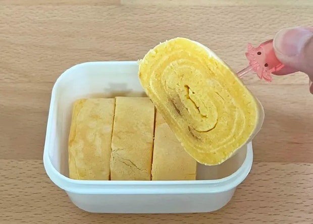 お弁当に入れた玉子焼き風ホットケーキの写真（撮影：grapeフード編集部）