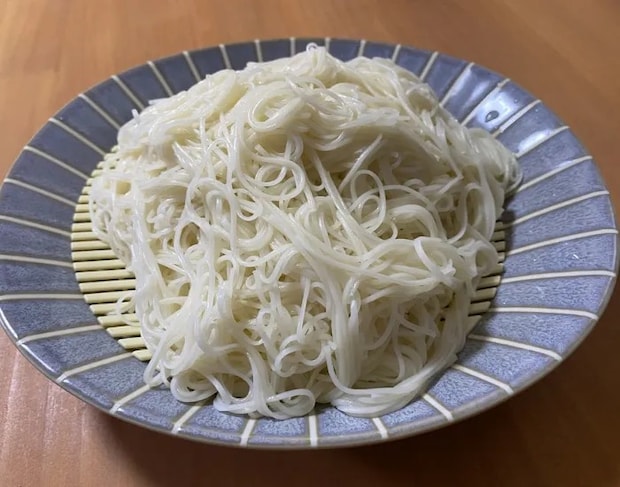 お皿に盛りつけられたそうめん