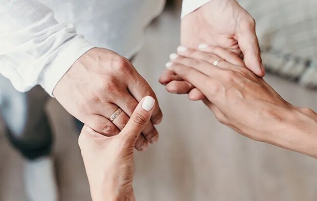 手をつないでいる写真