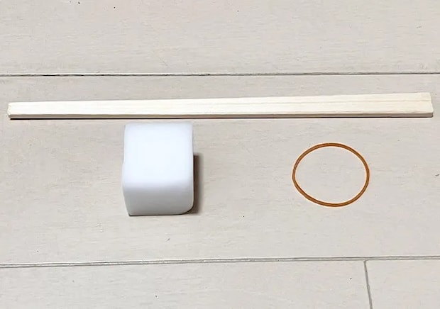 割り箸、輪ゴム、スポンジを床に置いた場面（撮影：grape編集部）