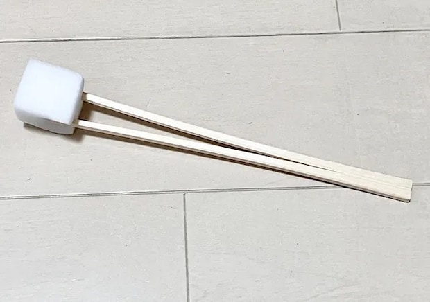 割り箸、スポンジを合体させたものを床に置いた場面（撮影：grape編集部）