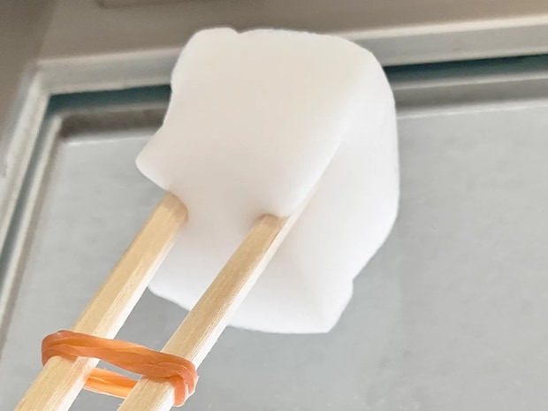 【作業1分】割り箸と輪ゴムを活用して？　窓の溝汚れをピカピカにする特製スポンジの作り方