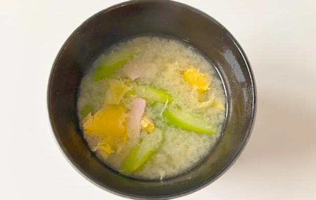 器に入った味噌汁の画像（撮影：エニママ）