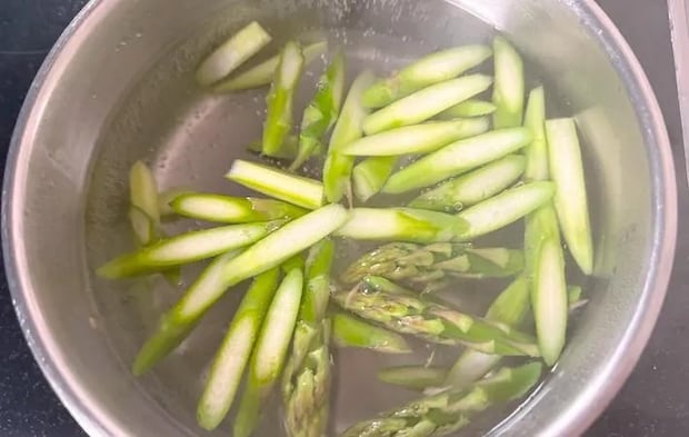沸騰した鍋にアスパラを入れた画像（撮影：エニママ）