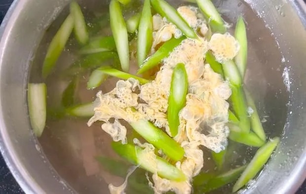 鍋にベーコンと溶き卵を加えた画像（撮影：エニママ）