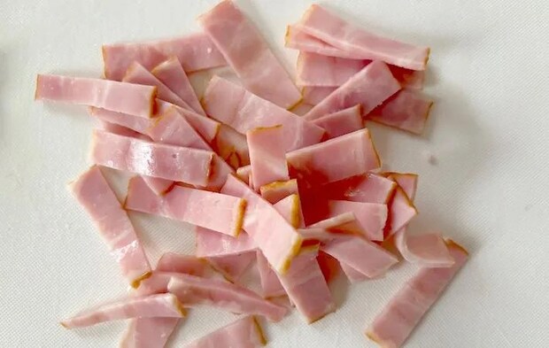 ベーコンを切った画像（撮影：エニママ）