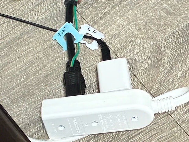 コンセントに取りつけたバッグクロージャ―の写真（撮影：grapeライフハック編集部）