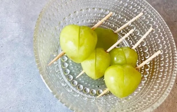 つまようじをさしたシャインマスカットを皿に乗せた画像（撮影：エニママ）