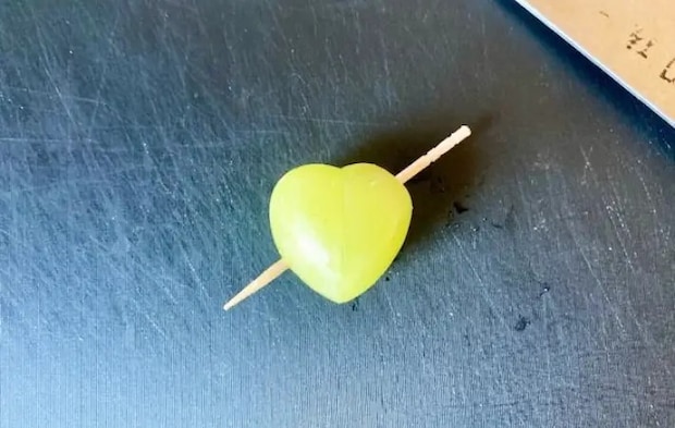 シャインマスカットにつまようじを刺した画像（撮影：エニママ）