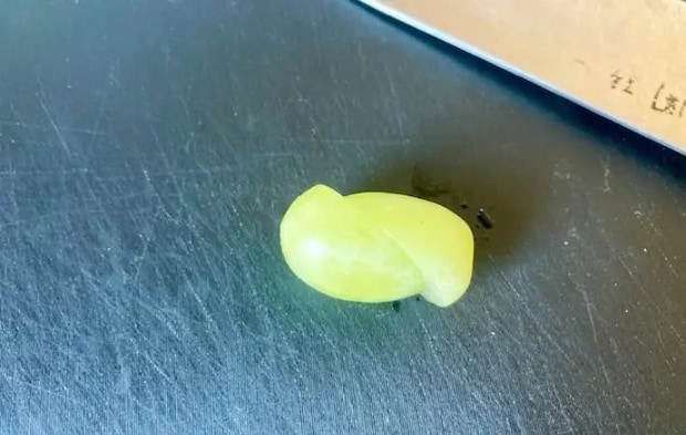 シャインマスカットを半分に切った画像（撮影：エニママ）