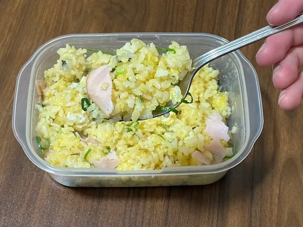 チャーハンをすくうスプーンの写真（撮影：grapeフード編集部）
