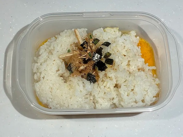 ご飯や卵、お吸い物の素を入れたタッパーの写真（撮影：grapeフード編集部）